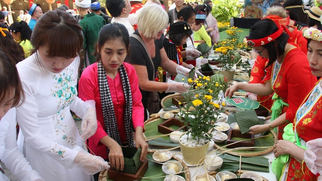 Des touristes étrangers font l’expérience du Têt vietnamien avec le festival du " Banh Chung " ảnh 1 Des touristes étrangers font l’expérience du Têt vietnamien avec le festival du " Banh Chung " ảnh 1