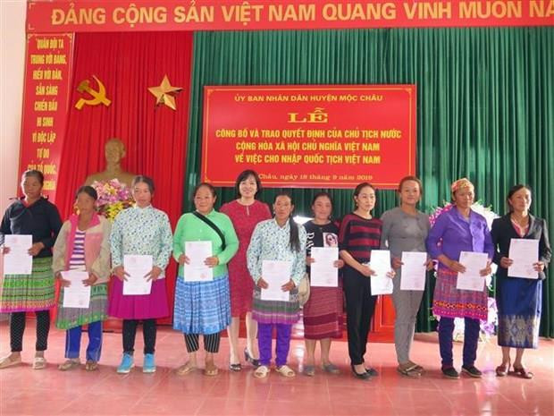 Des ressortissants laotiens de Son La obtiennent la citoyenneté vietnamienne ảnh 1 Des ressortissants laotiens de Son La obtiennent la citoyenneté vietnamienne ảnh 1