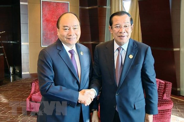Forum de "la Ceinture et la Route" : Le PM rencontre son homologue cambodgien ảnh 1 Forum de "la Ceinture et la Route" : Le PM rencontre son homologue cambodgien ảnh 1