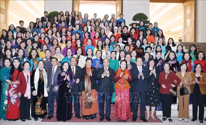 Le PM rencontre des femmes députées à Hanoï ảnh 1 Le PM rencontre des femmes députées à Hanoï ảnh 1