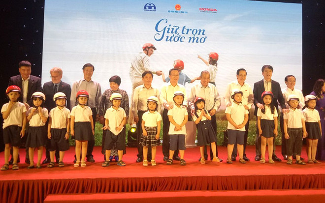 Remise de casques de moto aux élèves de première année ảnh 1 Remise de casques de moto aux élèves de première année ảnh 1