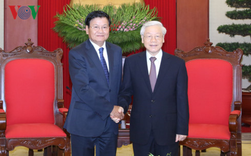 Le secrétaire général Nguyen Phu Trong reçoit le Premier ministre laotien ảnh 1 Le secrétaire général Nguyen Phu Trong reçoit le Premier ministre laotien ảnh 1