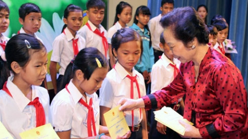 Remise de 120 bourses d’études aux enfants démunis à Lâm Dông ảnh 1 Remise de 120 bourses d’études aux enfants démunis à Lâm Dông ảnh 1