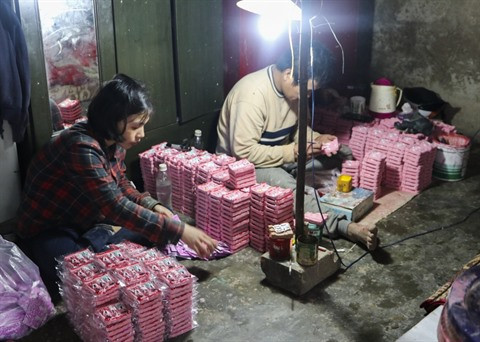 Fabrication de statuettes des Génies du foyer au village de Dia Linh ảnh 2