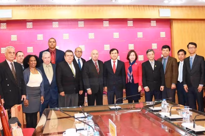 Coopération Vietnam-Cuba dans la construction et le transport ảnh 1