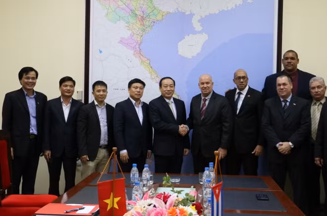 Coopération Vietnam-Cuba dans la construction et le transport ảnh 2