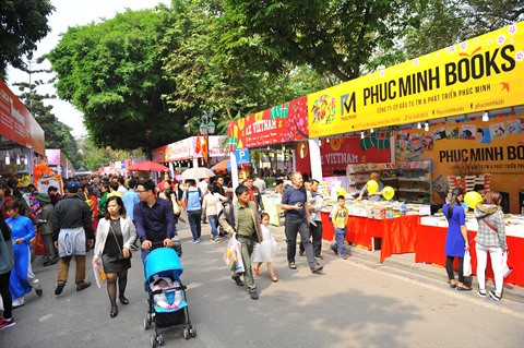 Hanoï : Plus de sept milliards de dông de recettes pour le festival printanier du livre Dinh Dâu ảnh 1 Hanoï : Plus de sept milliards de dông de recettes pour le festival printanier du livre Dinh Dâu ảnh 1