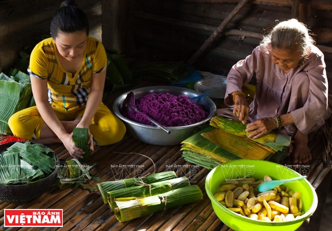 Le “banh tet lá cẩm”, une spécialité réputée de Cân Tho ảnh 1 Le “banh tet lá cẩm”, une spécialité réputée de Cân Tho ảnh 1