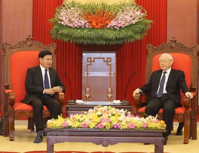 Le Vietnam prend en considération les relations spéciales avec le Laos ảnh 1