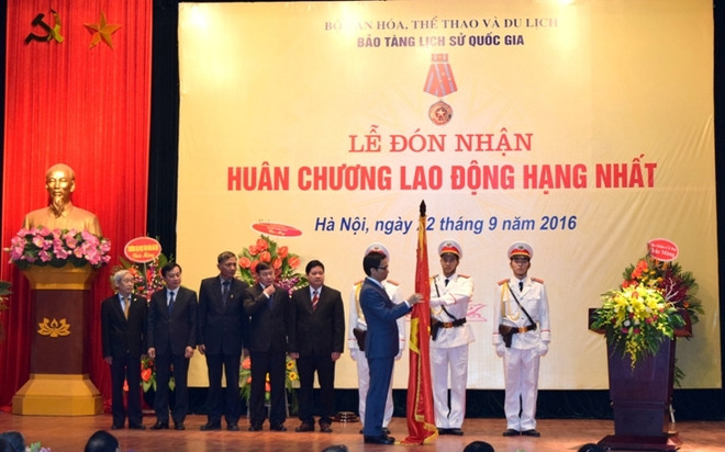 Remise de l’Ordre du Travail de première classe au Musée national d’Histoire du Vietnam ảnh 1 Remise de l’Ordre du Travail de première classe au Musée national d’Histoire du Vietnam ảnh 1