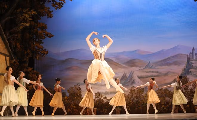 Le ballet classique "Giselle" en bouquet pour le Jour de la Russie ảnh 1 Le ballet classique "Giselle" en bouquet pour le Jour de la Russie ảnh 1