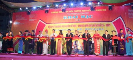 Ouverture de la foire internationale du commerce Vietnam-Chine 2015 à Lào Cai ảnh 1 Ouverture de la foire internationale du commerce Vietnam-Chine 2015 à Lào Cai ảnh 1