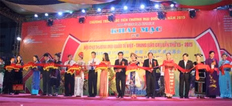 Ouverture de la foire internationale du commerce Vietnam-Chine 2015 à Lào Cai ảnh 1