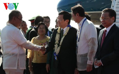 Truong Tan Sang arrive à Manille pour participer au 23e Sommet de l’APEC ảnh 1 Truong Tan Sang arrive à Manille pour participer au 23e Sommet de l’APEC ảnh 1