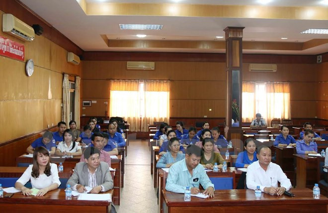 Une classe de langue vietnamienne pour des cadres et fonctionnaires laotiens ảnh 1