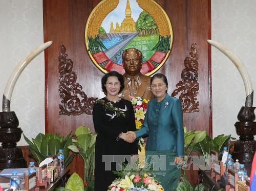 Entretien entre les deux présidentes de l'AN du Vietnam et du Laos ảnh 1 Entretien entre les deux présidentes de l'AN du Vietnam et du Laos ảnh 1