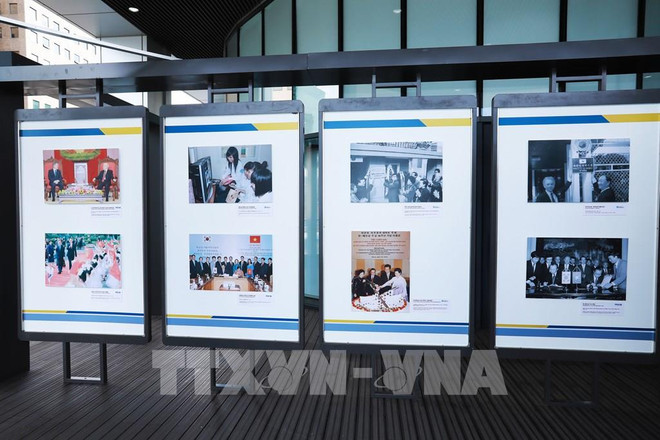 Exposition de photos pour célébrer les 30 ans des relations diplomatiques Vietnam-R. de Corée ảnh 2 Exposition de photos pour célébrer les 30 ans des relations diplomatiques Vietnam-R. de Corée ảnh 2