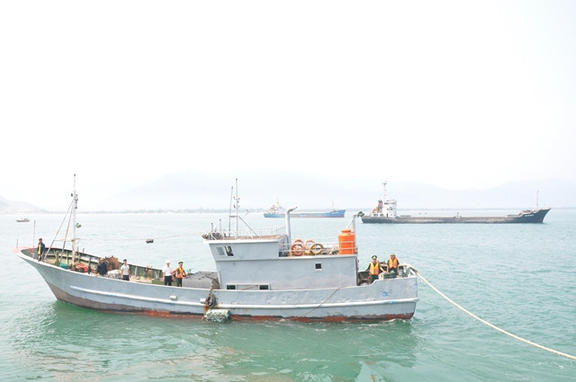 Un bateau de pêche chinois sauvé au large de Thua Thien-Hue ảnh 1 Un bateau de pêche chinois sauvé au large de Thua Thien-Hue ảnh 1