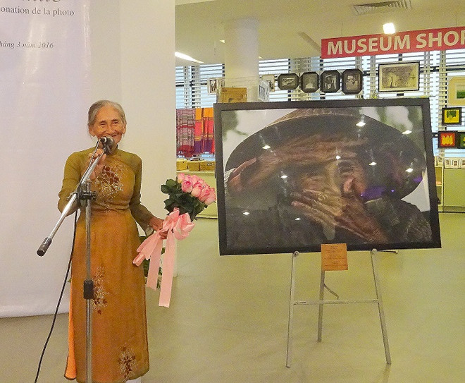Remise de la photo «La plus belle vieille femme du monde» au Vietnam ảnh 1 Remise de la photo «La plus belle vieille femme du monde» au Vietnam ảnh 1