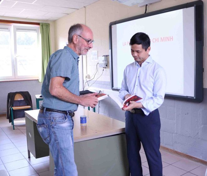 Un cours sur la pensée Hô Chi Minh à des Belges ảnh 2