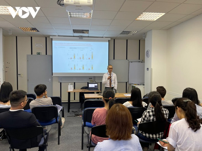 Symposium des jeunes intellectuels vietnamiens d’Europe ảnh 1