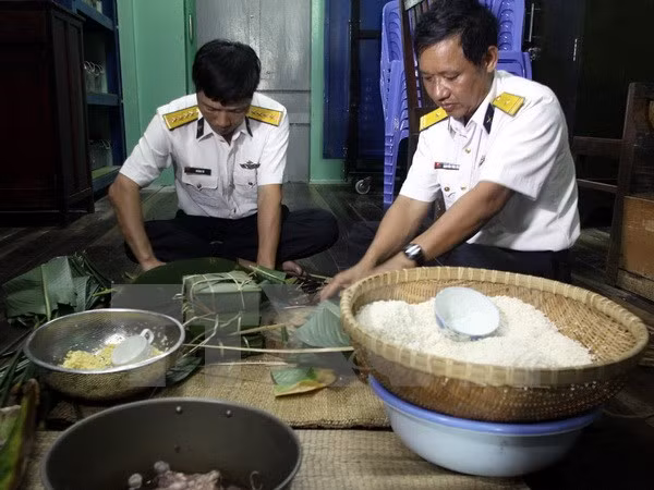 Tet traditionnel : visite aux soldats de la plate-forme DK1 ảnh 1