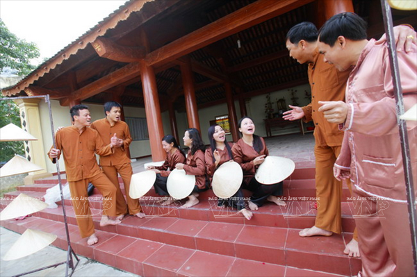 Au pays du chant folklorique Vi, Giam ảnh 1