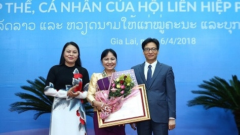 Des distinctions honorifiques remises à des femmes vietnamiennes et laotiennes ảnh 1 Des distinctions honorifiques remises à des femmes vietnamiennes et laotiennes ảnh 1