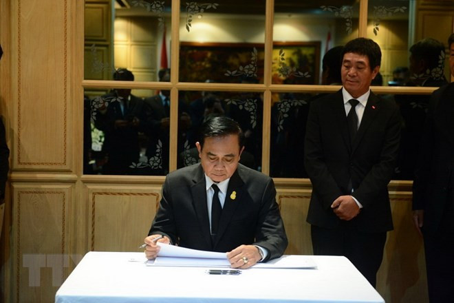 Décès du président Tran Dai Quang: Visite de condoléances du PM thaïlandais ảnh 1 Décès du président Tran Dai Quang: Visite de condoléances du PM thaïlandais ảnh 1