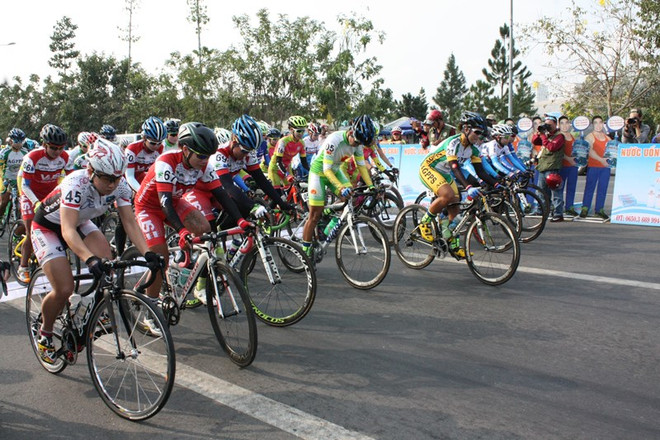 Départ de la course cycliste internationale féminine de Binh Duong 2016 ảnh 1 Départ de la course cycliste internationale féminine de Binh Duong 2016 ảnh 1