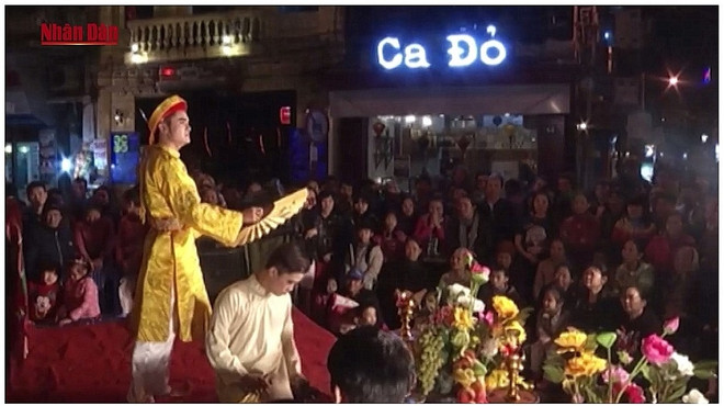 Du "hat van" interprété dans le vieux quartier de Hanoi ảnh 1