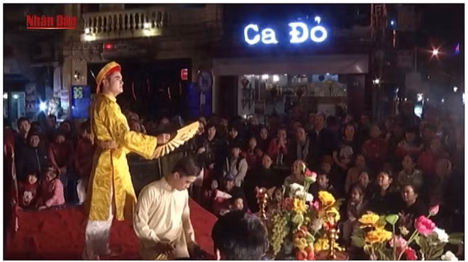 Du "hat van" interprété dans le vieux quartier de Hanoi ảnh 1