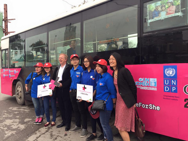 Un bus parcourt Hanoi pour la promotion de l'égalité des sexes auprès des jeunes ảnh 1 Un bus parcourt Hanoi pour la promotion de l'égalité des sexes auprès des jeunes ảnh 1