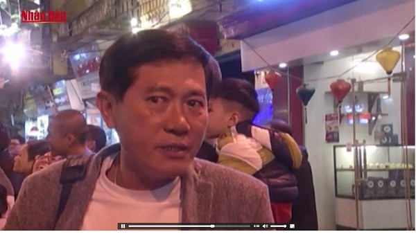 Du "hat van" interprété dans le vieux quartier de Hanoi ảnh 2