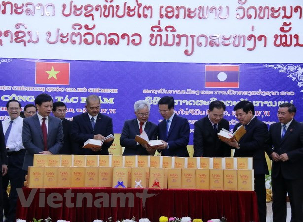 Plus de volumes des "Oeuvres complètes du Président Ho Chi Minh" traduites en laotien ảnh 1 Plus de volumes des "Oeuvres complètes du Président Ho Chi Minh" traduites en laotien ảnh 1