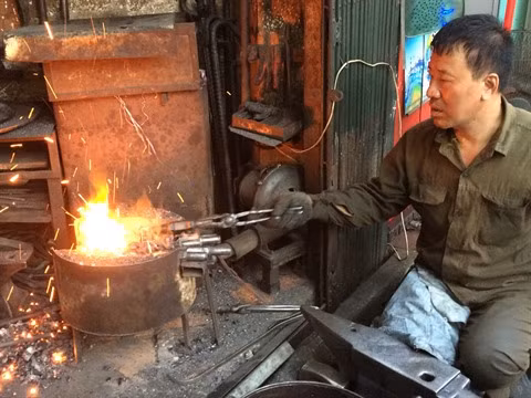 Le dernier forgeron du Vieux quartier de Hanoï ảnh 1 Le dernier forgeron du Vieux quartier de Hanoï ảnh 1