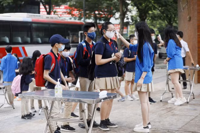 Les médias internationaux rapportent le retour à l'école au Vietnam ảnh 1
