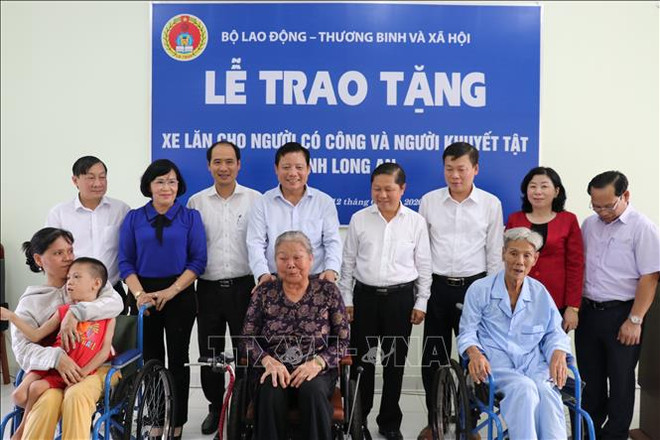 Remise de fauteuils roulants aux personnes handicapées à Long An ảnh 1