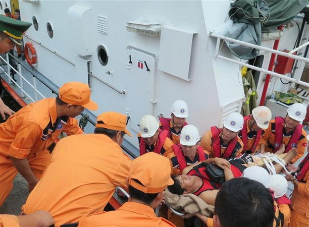 Des marins philippins blessés amenés à terre pour traitement ảnh 1 Des marins philippins blessés amenés à terre pour traitement ảnh 1