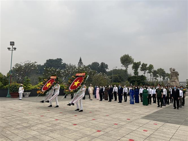 Les dirigeants de Ho Chi Minh-Ville rendent hommage aux héros morts pour la Patrie ảnh 1 Les dirigeants de Ho Chi Minh-Ville rendent hommage aux héros morts pour la Patrie ảnh 1