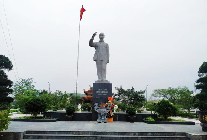 La statue du Président Hô Chi Minh à Cô Tô ảnh 1