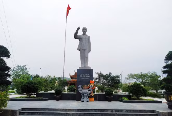 La statue du Président Hô Chi Minh à Cô Tô ảnh 1 La statue du Président Hô Chi Minh à Cô Tô ảnh 1