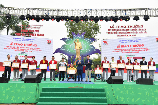 Le programme « Gloire du sport du Vietnam » honore les meilleurs sportifs et entraîneurs en 2020 ảnh 1 Le programme « Gloire du sport du Vietnam » honore les meilleurs sportifs et entraîneurs en 2020 ảnh 1