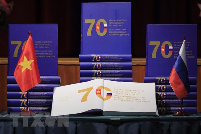 Présentation d’un livre sur 70 ans des relations Vietnam-Russie ảnh 1 Présentation d’un livre sur 70 ans des relations Vietnam-Russie ảnh 1
