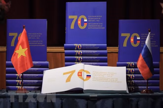 Présentation d’un livre sur 70 ans des relations Vietnam-Russie ảnh 1
