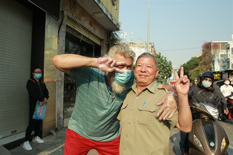 COVID-19 : le petit commerce de rue d'un touriste français resté au Vietnam ảnh 2 COVID-19 : le petit commerce de rue d'un touriste français resté au Vietnam ảnh 2