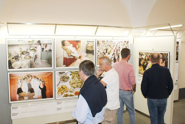 Une exposition de photos met en lumière la vie des expatriés vietnamiens en République tchèque ảnh 2