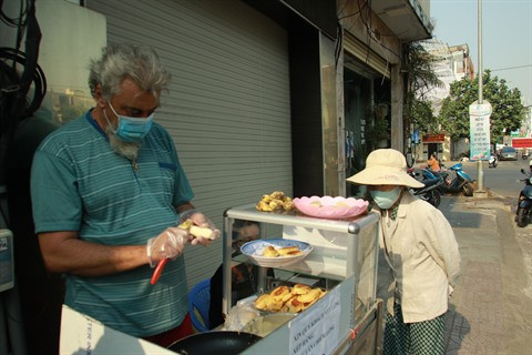 COVID-19 : le petit commerce de rue d'un touriste français resté au Vietnam ảnh 1 COVID-19 : le petit commerce de rue d'un touriste français resté au Vietnam ảnh 1
