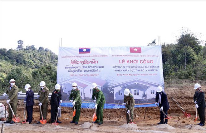 Le Vietnam aide le Laos à construire des sièges de la police dans dix villages ảnh 1 Le Vietnam aide le Laos à construire des sièges de la police dans dix villages ảnh 1
