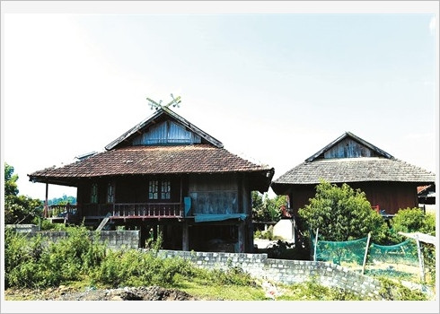 Le khau cút, symbole décoratif des maisons des Thai noirs ảnh 1